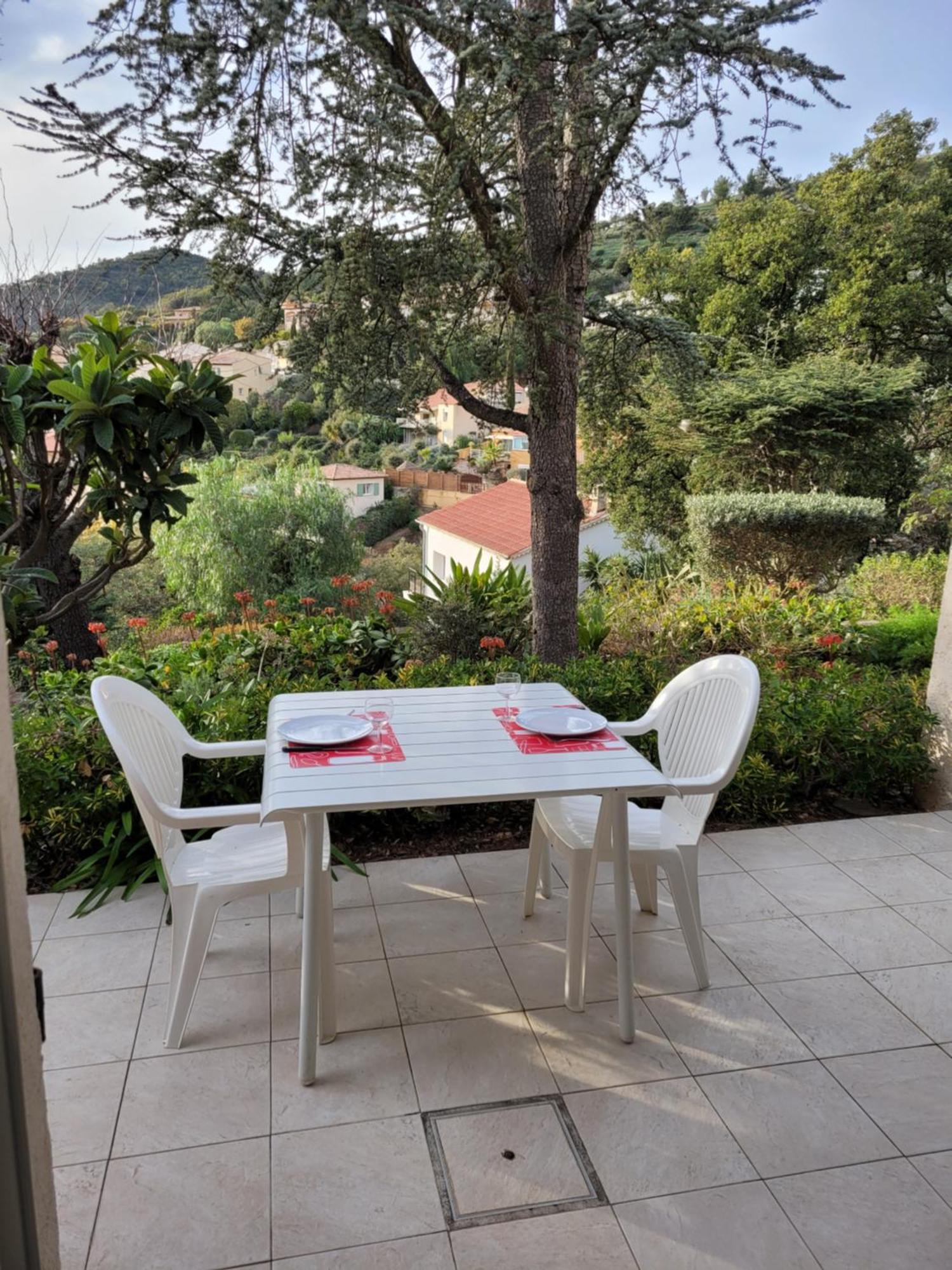 Appartements Dans Villa En Rez De Jardin Йер Экстерьер фото